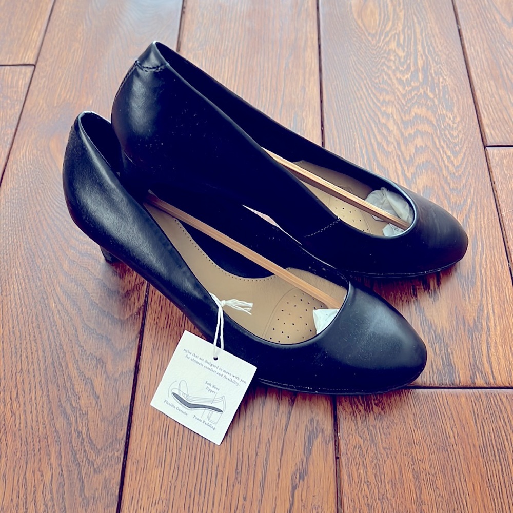 NWOT  size 7.5 Wide Black 2” Pumps. Never worn.